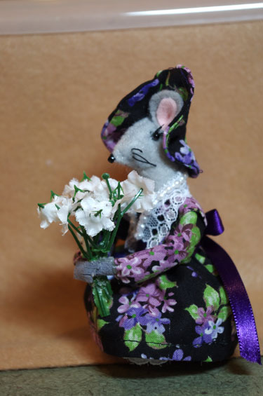 Mouse lady with flowers